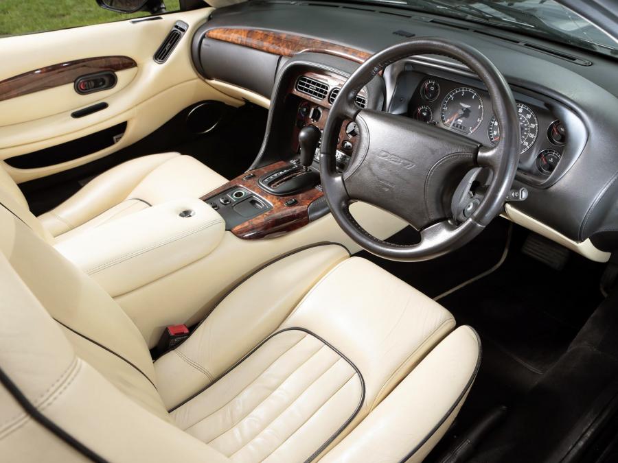 Интерьер Aston Martin DB7 Volante 1996 года  (UK) (фото 5 из 6)